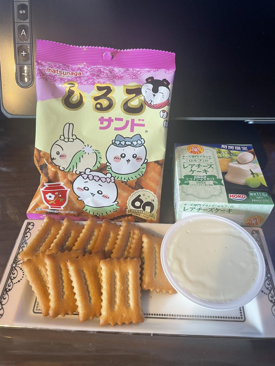 shiru_lub's tweet photo. セブンで買ったレアチーズとしるこサンドをね、こうしてね…… https://t.co/J2hOBry1Eg