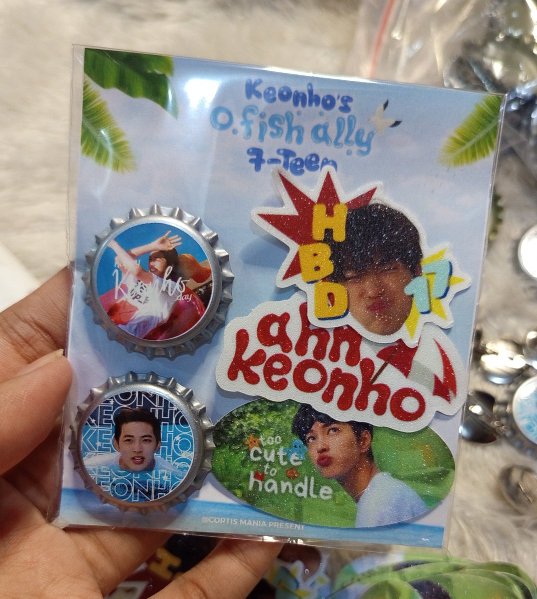 jeahyukbaby's tweet photo. Vendor sticker kesayangan gw, size A3 laminasi glitter under 30k 😭🫶🏻 hasilnya bisa lihat sendirii 🫠❤️ https://t.co/XLY8FWbJMw
