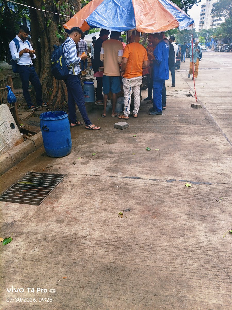 Bird311Angry's tweet photo. @Tukaram_IndIAS @mybmc @fssaiindia Day 3 of complaint. No action on unhygienic food at Raheja chambers, Nariman point. Why BMC feel fear of removing this unhygienic stalls. Whether they paid hafta to bmc officials. Why no action being taken yet. Who's responsible for this. https://t.co/D2unxypkzj