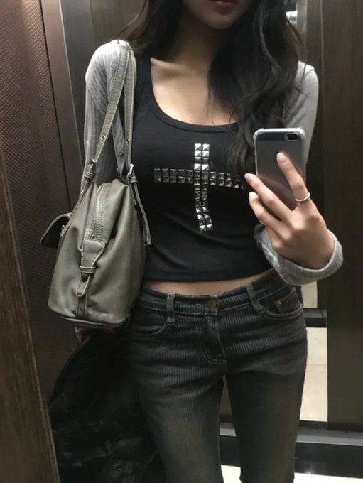 hnaseol_'s tweet photo. 여름에도 무채색룩이 좋음 #일상 #ootd https://t.co/EPxqks8F5i