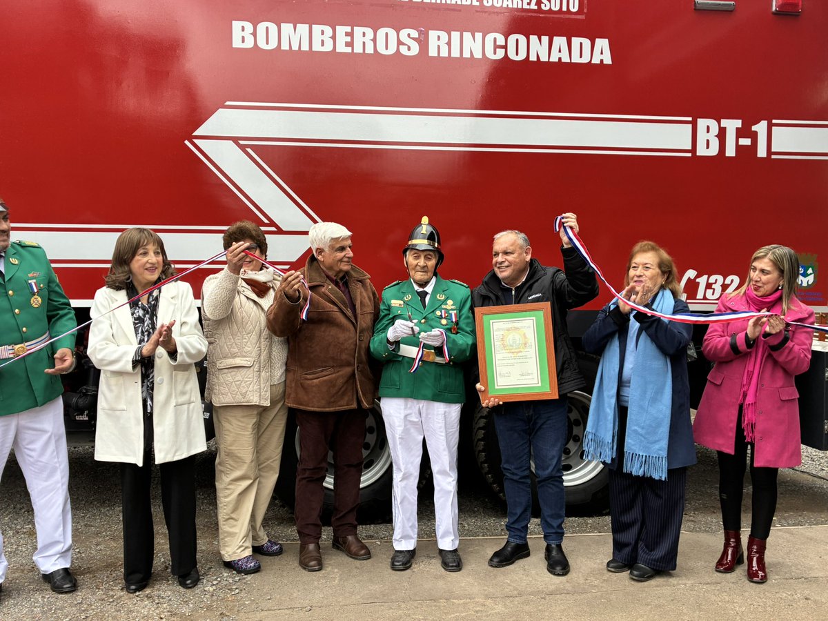 rinconadaciudad's tweet photo. 🚒 Cuerpo de Bomberos recibió oficialmente un nuevo camión aljibe de gran caudal, financiado por el @GOREValparaiso.
La nueva unidad reemplaza al vehículo que prestó servicio durante 22 años, fortaleciendo la capacidad de respuesta ante emergencias en la comuna.  @BomberosdeChile https://t.co/l3nyMYduCR