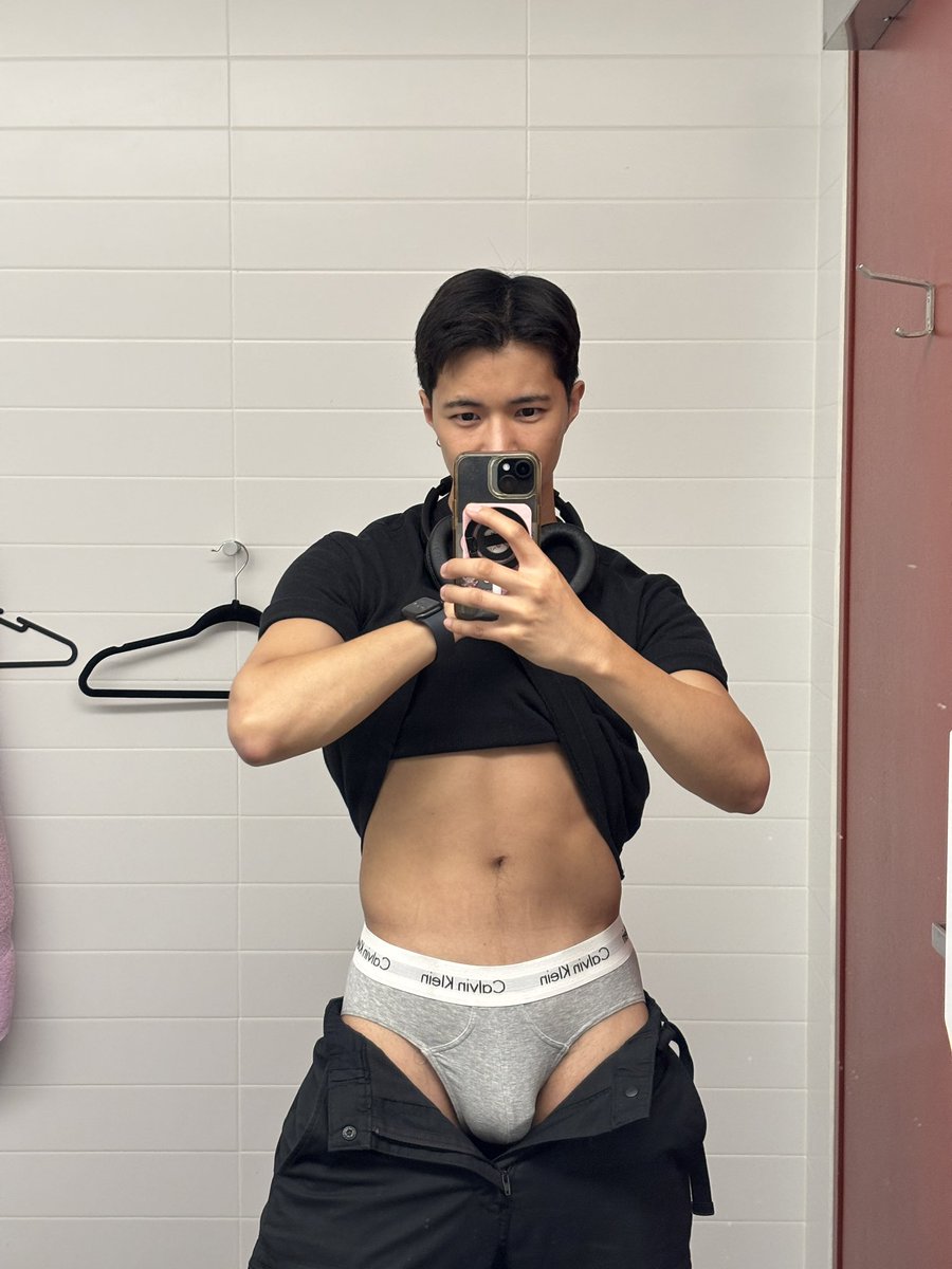 yyadonx's tweet photo. meet me in the bathroom? https://t.co/Y9PAMrpdxF