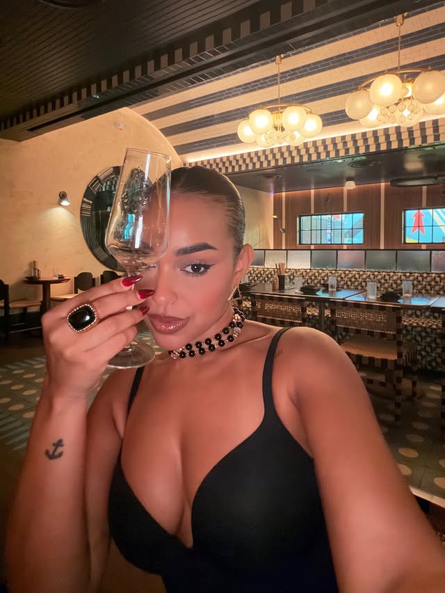 AthleteVanity's tweet photo. An Ashley Nicole Moss glass in hand selfie 🍷📸 https://t.co/sKvgcq17yB