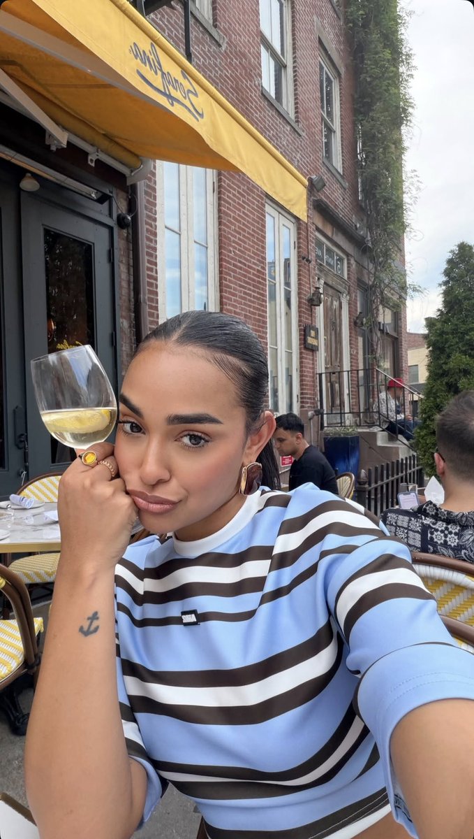 AthleteVanity's tweet photo. An Ashley Nicole Moss glass in hand selfie 🍷📸 https://t.co/sKvgcq17yB