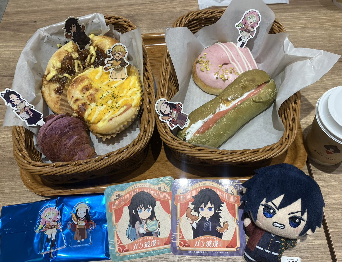 yuiyui_cl's tweet photo. 仕事ついでに職場の人がアンティークに連れて行ってくれました🍞
書き下ろしミニキャラめっちゃ可愛い💕
コラボパンもとっても美味しかった♪
グッズは当たらなかったけど、コースターは当たって良かったです☺️🎀 https://t.co/L9vSUZT76k