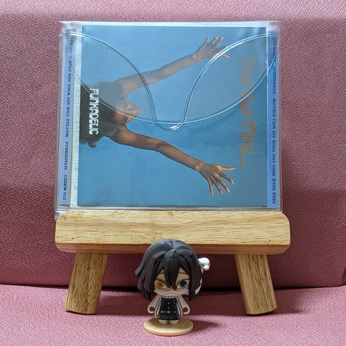 whi0723's tweet photo. 《Now On Play🎶》

『フリー・ユア・マインド/ファンカデリック』(1970)

ファンクとロックが複雑に絡んだ混沌にドス黒いサイケデリックな味付け

エディ・ヘイゼルのファズの効いたギター、バーニー・ウォーレルの歪んだオルガン

製作中、全員がＬＳＤでラリっていたって本当かも

#Funkadelic https://t.co/VvY7kMK8pc