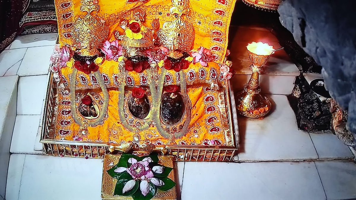 DrVikasPadha's tweet photo. 🌼🌼🌼🌼🌼🌼🌼🌼🌼

🌼 ॥ ॐ ऐं ह्रीं क्लीं चामुण्डायै विच्चै ॥ 🌼

🙏 श्री माता वैष्णो देवी जी के आज की आरती के दिव्य एवं अलौकिक शृंगार दर्शन 🙏

🌼 माँ वैष्णो रानी की कृपा से आपके जीवन में सुख, शांति, समृद्धि एवं सफलता के पुष्प सदैव खिलते रहें। 🌼

🌼🌼🌼🙏🌼🌼🌼

🔔 आपका दिन मंगलमय एवं शुभ हो। 🔔

🌼🙏 #जय_माता_दी 🙏🌼

🌼🌼🌼🌼🌼🌼🌼🌼