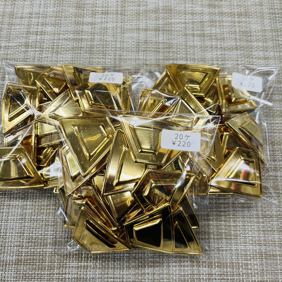 selectshop_mix's tweet photo. 元は女性靴のアッパーに付く飾り金具でした、２つのパーツで構成されています

コスプレ衣装作成などに活用如何でしょうか？ https://t.co/kGeAD0epnX