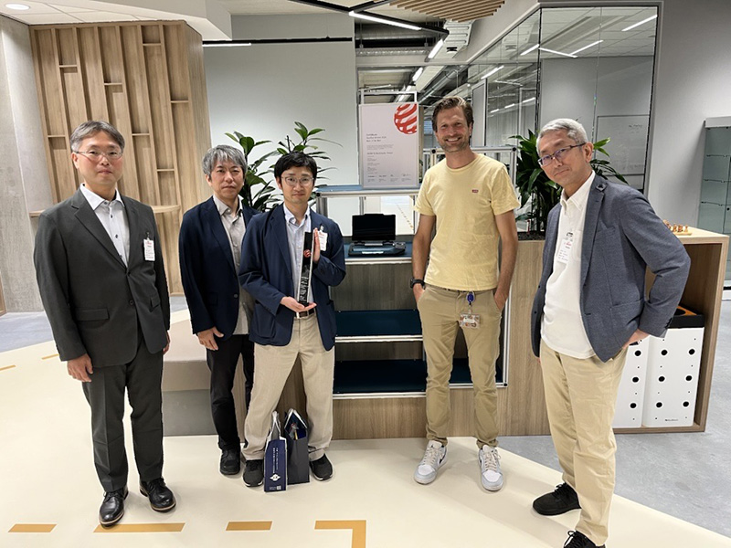 towaeng_jpn's tweet photo. #KEENFINITY のオランダ新オフィスを訪問✈️当社担当者が4日間にわたり #BOSCH 会議システムの研修受講や商品開発計画の共有などを実施。
#DICENTISマルチメディア デバイスのRed Dot受賞に寄与したRoel氏に新商品開発エリアも紹介してもらいました✨日本での展開にプラスとなる有意義な出張でした😊 https://t.co/02xPrTMtpm