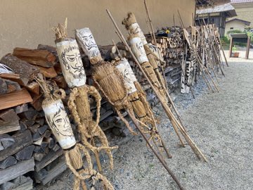 tono_densyoen's tweet photo. 【虫祭り】
明日(7/31)10時頃〜
子供たちと地元の老人クラブのみんなで田んぼや畑に虫がつかないように五穀豊穣を願い練り歩きます。同時に【馬っこつなぎ】も行い神様が馬に乗って見回りできるように馬の絵を描いた半紙を周辺に置いて歩きます。
どなた様も参加OKです！(※過去の画像) https://t.co/Qq1lSMCZKa