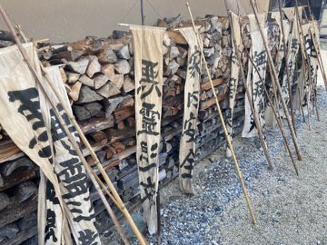 tono_densyoen's tweet photo. 【虫祭り】
明日(7/31)10時頃〜
子供たちと地元の老人クラブのみんなで田んぼや畑に虫がつかないように五穀豊穣を願い練り歩きます。同時に【馬っこつなぎ】も行い神様が馬に乗って見回りできるように馬の絵を描いた半紙を周辺に置いて歩きます。
どなた様も参加OKです！(※過去の画像) https://t.co/Qq1lSMCZKa