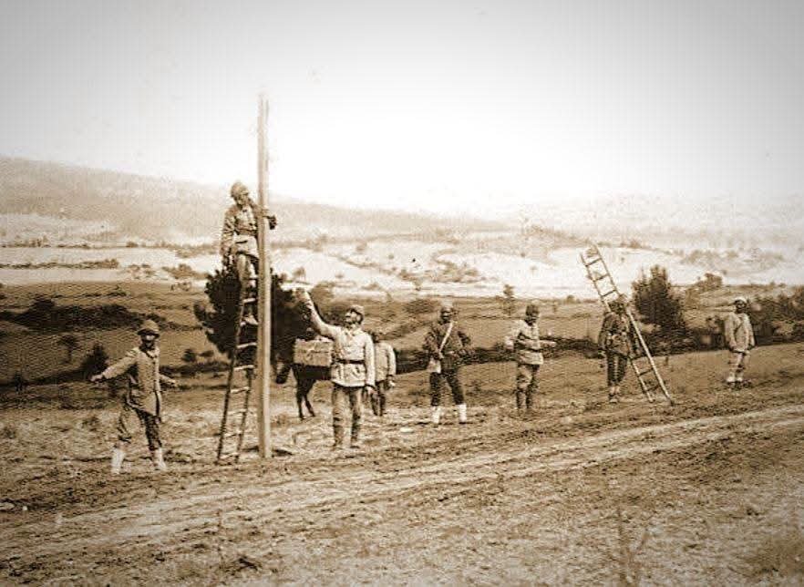 beylerbeyigrup's tweet photo. 📌1. Dünya savaşında telgraf hattı çeken Osmanlı Askerleri https://t.co/93C2GuWmIy