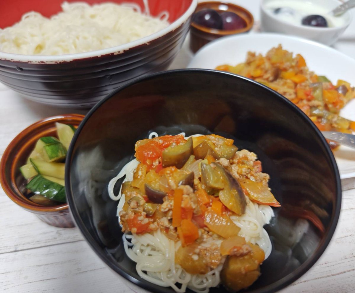 katsurakoji's tweet photo. おはようございます🌞
いつもありがとうございます🙇
一門会の時に友人から頂いた素麺を夏野菜でアレンジして食べました🎶家で採れた🥒🍆クレーンゲームでGETした🍅を使った夏野菜肉味噌素麺🍜美味しかった〜😋 https://t.co/1ZDroyknu4