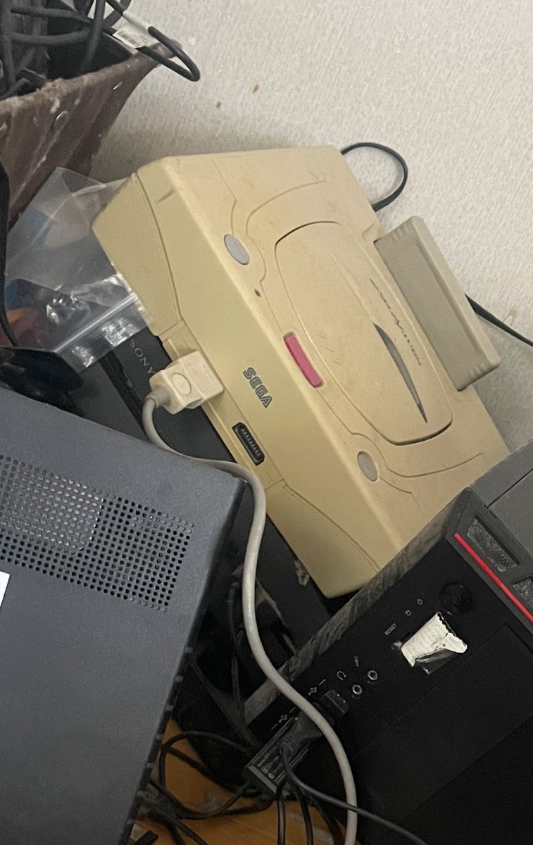 jdm_ef_jp's tweet photo. 熊本地震で苦労して復活させたセガサターンも長年連れ添って今でも使ってるPS4もPCも死んだかもしれんなぁ、、、、、
こればっかりは仕方ないか https://t.co/llPR0tNBly