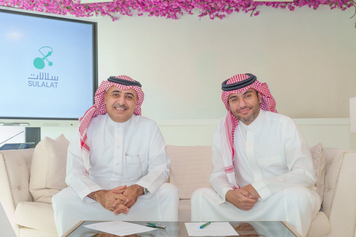 Therusticbakery's tweet photo. المخبز الريفي وسلالات يوقّعان مذكرة تفاهم وتعاون.
بيتان من بيوت الحِرفة السعودية على طاولة واحدة، بيت القهوة المختصة سلالات وشوكولاتة «سنمار» والجيلاتو الحرفي تلتقي مع العجين المخمّر طبيعيًا والمخبوزات الحرفية. الجودة لا تقبل الاختصار والتقاء الحِرف يرتقي بتجربة الضيافة بأكملها. https://t.co/106w4n5gb2