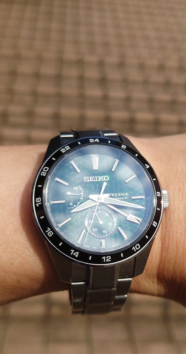 selzio's tweet photo. 本日の相方はSEIKOプレザージュGMT。
グリーンの麻パターンが照らされると綺麗。
これ買った頃は、やたらとグリーンダイヤルに固執してたなぁw
因みにベゼルは固定なので、第三時間帯は測れませんw
#SEIKO #PRESAGE #SARF003 https://t.co/JDt8qF7mQt
