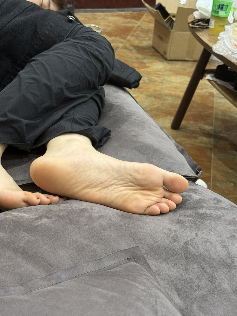 JangoFettBaby's tweet photo. [投稿]绿帽癖同好176cm老婆的骚脚底🦶这双39码的大臭脚不知帮多少外人足交过了，不过同好一直无法抗拒其魅力。
这头母驴是同好从好兄弟那里偷的，但偷人是个回旋镖🪃同好也被她绿过无数次……时至今日，同好还是没和母驴老婆坦诚自己是恋足癖和绿帽癖。 https://t.co/qJws6SaHK8