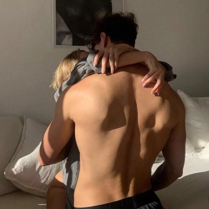 scrollpics's tweet photo. Morning hug https://t.co/cBM47wIyCY
