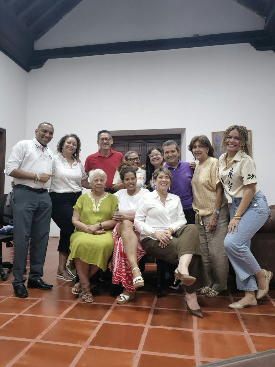 VoluptuosaLa's tweet photo. Y hoy conversamos sobre "La Mala Hora", un pueblo de mierda. 
#TallerDeLibros &amp; Tertulias. https://t.co/Sj0wHo1gSI