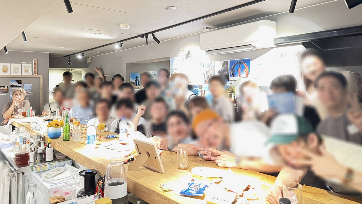 yasuno_san's tweet photo. 26日クロージングパーティでした。

何かしらサトジュン作品が大好きな人々で店内ぎゅうぎゅう
出展写真にまつわる思い出や出品理由など語っていただいたり、初めましてや顔見知りの方たちとのおしゃべりで、とても良い時間を過ごせました。
営業も残す所あと２日😭です！
#サトジュンビューティフル https://t.co/pYgVwaAKwo