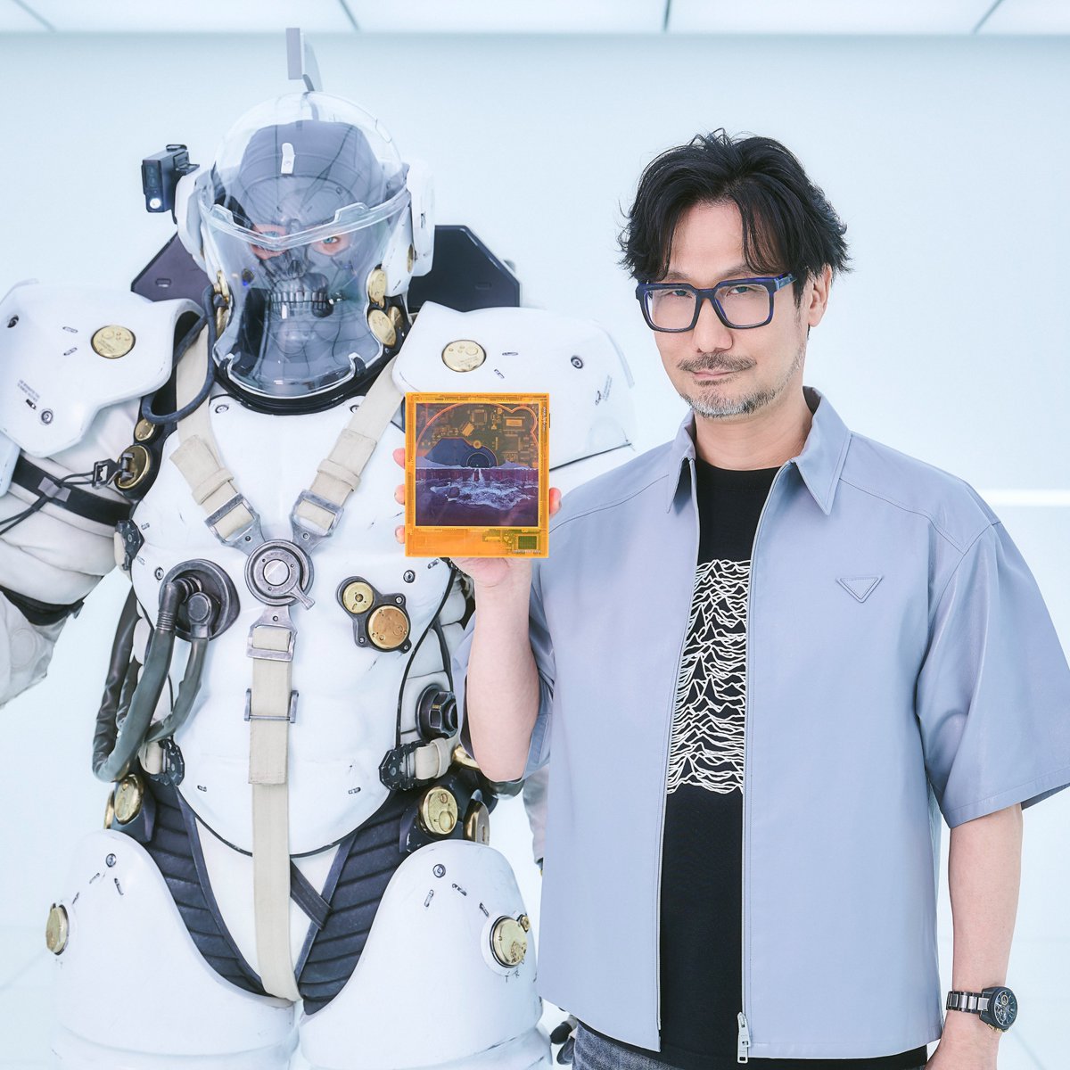 km5_Inc's tweet photo. 【#deathstranding モデル発売開始！】
#コジマプロダクション との #Cp1 コラボモデルを、本日より発売開始いたしました。
#km5 のシンプルなデザインに、#デススト のモチーフを取り入れた限定仕様となります。数量限定での発売なので、ぜひチェックしてみてください！
https://t.co/Nv0MVjyotk https://t.co/yWvE6ky6GA