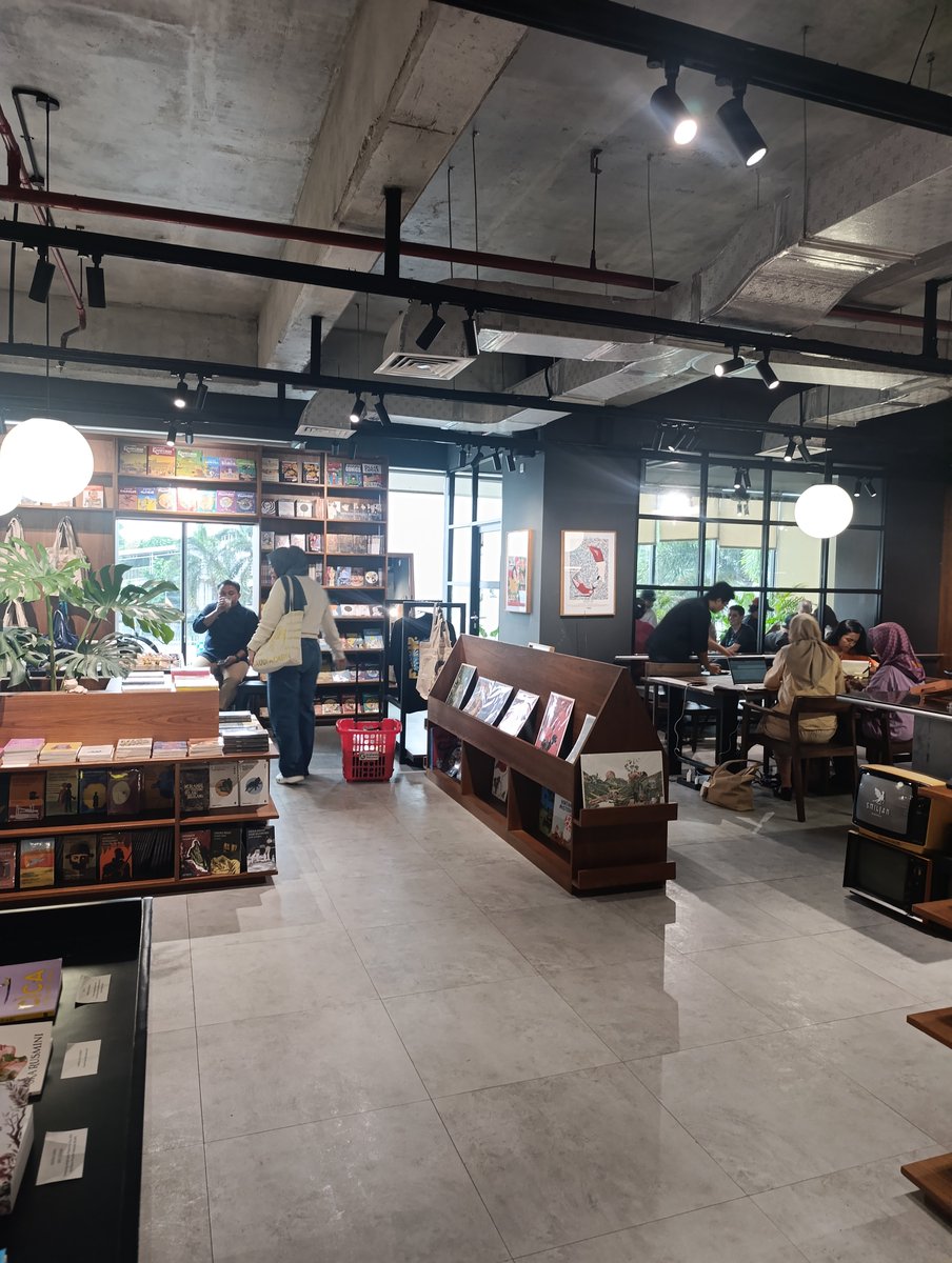 luckyboy3855's tweet photo. Waktu itu kunjung ke Gramedia jalan Matraman. Di dalamnya cukup menarik selain karena interiornya, di dalam ada coffee shop bernama smiljan yang bisa dipakai untuk ngopi sambil baca. Siapa yang sudah pernah ke Gramedia sini? https://t.co/3LzFM1ERE8