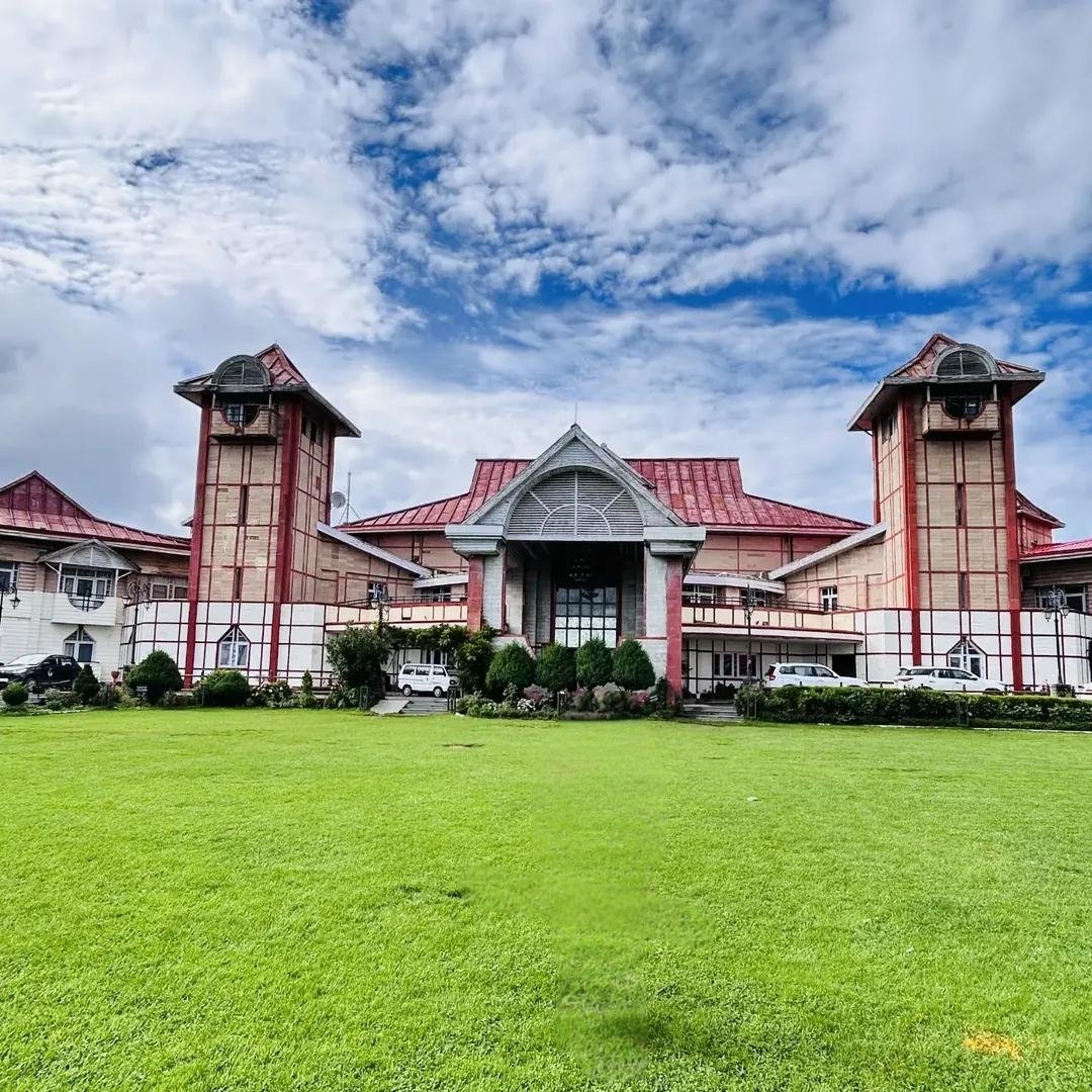 Surender_10K's tweet photo. Peterhoff, a historic heritage building located in the Chaura Maidan area of Shimla.

Built in the 1800s, it originally served as the official residence for at least seven British Viceroys and Governors-General during the Raj.

#Shimla #Peterhoff https://t.co/Q1rO62L30h