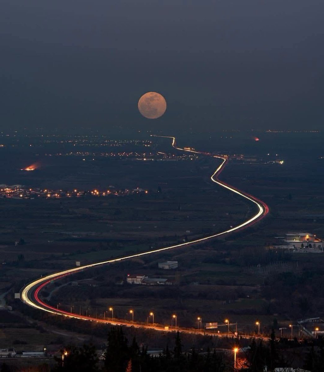 amazing_physics's tweet photo. When all roads lead to the moon🌕🌙📍Véroia, Greece🇬🇷 https://t.co/Mpfb0zk3Js