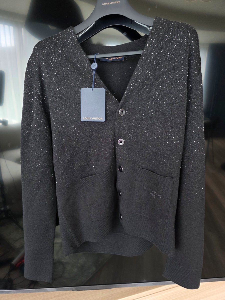 tsubasa_yozawa's tweet photo. 今日の服も #LouisVuitton の新作だよ。こちらは46万4200円のカーディガン！着方、間違ってるかな？もはやファッションじゃなくて草。 https://t.co/86MMrCK6bq