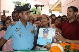 prettysimran_92's tweet photo. 💔 As a proud Indian, my heart still aches for Squadron Leader Lokendra Singh Sindhu and his family 😢 

On 9 July 2025, he lost his life when his Jaguar fighter aircraft crashed in Rajasthan. 

He wore the uniform with pride and made the ultimate sacrifice in the line of duty. 

But what happened to the father of this brave officer is deeply disturbing. 

According to reports, his father had gone to Jantar Mantar Protest only to distribute food to Young protesters, but police brutally baton-charged the father of the fallen officer

The incident deserves a transparent, independent investigation and those must be held accountable.

A nation that salutes its heroes must also stand with their families in their darkest moments. 

Modi Ji, your policies have brought the country to this point.