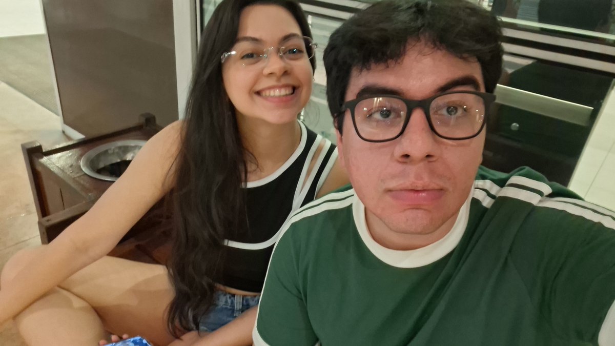 adrianplaysgba's tweet photo. Dia de filme com minha best minha amir minha tudo (tô rosa nas fotos?) https://t.co/UXOb49uKO9