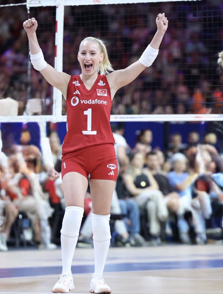 Trknller2yva's tweet photo. Gizem Örge https://t.co/UHSi2lFisU