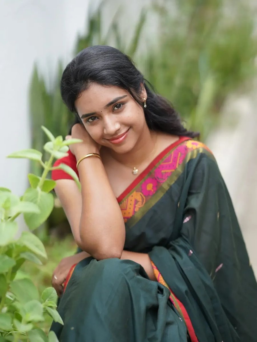 devileyery's tweet photo. "She has a gentle beauty that's hard to ignore."🩷
Insta id :nikhila_sankar_ https://t.co/wgFY0nfpcl