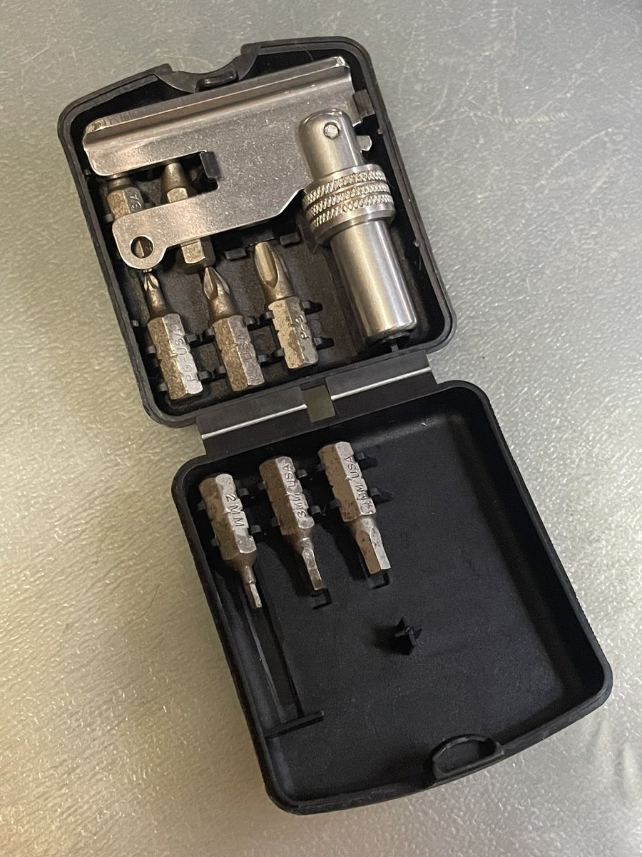 muke_maru's tweet photo. wave用ツールアダプター
charge+TTIにも使えるのは胸熱

構造的に捻る使い方をする工具としてはこっちの方がしっかり力がかかるしビットの汎用性もばちくそいい素晴らしきアイテム

しっか��当時の3倍くらいの価格でアダプターが取引されててびっくらぽん() https://t.co/8beGz4Z0iP