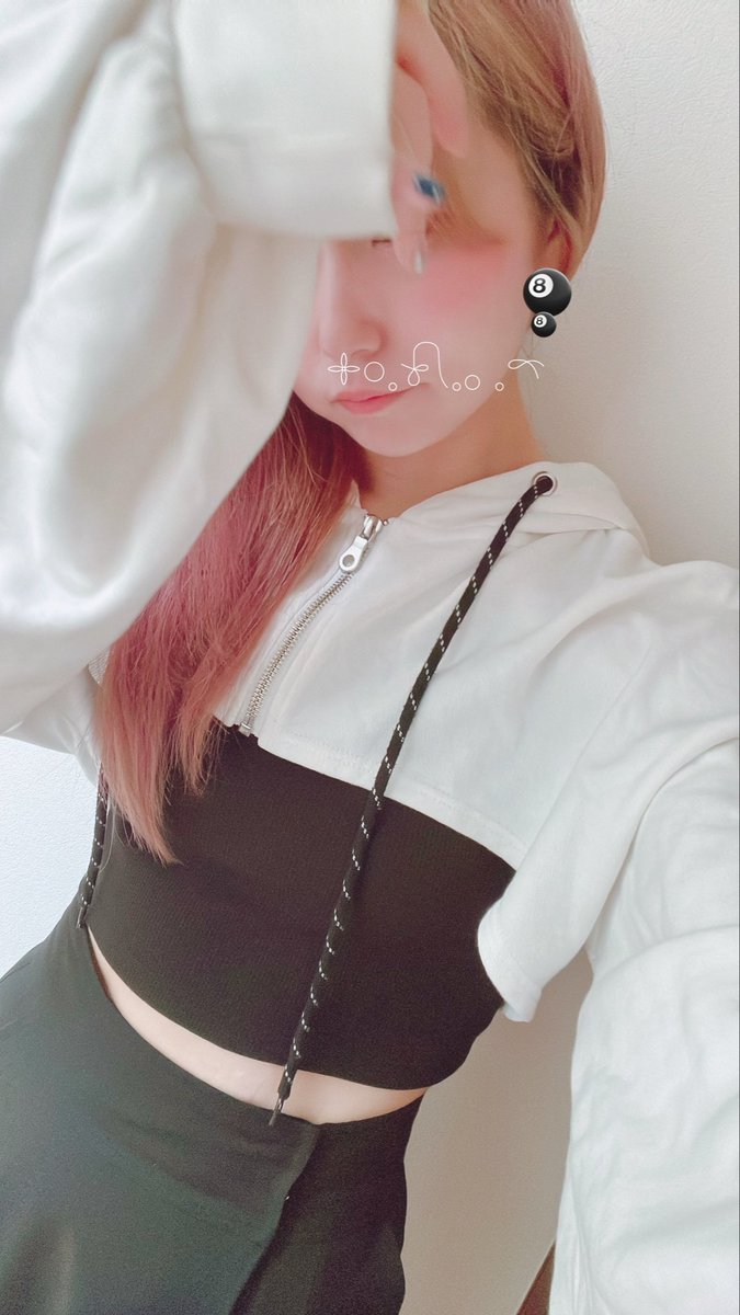 ________h8chi's tweet photo. 腹チラするくせに長袖着てるし
暑いのか寒いのか分からない格好してる https://t.co/xliNzlF18q