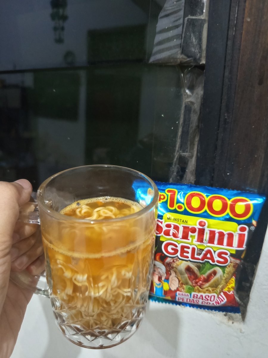 Winpibai's tweet photo. baru pulang kerja mampir warung, eh malah ketemu sarimi gelas baso granat. fix besok beli lagi 😭 https://t.co/rrUdis6m44