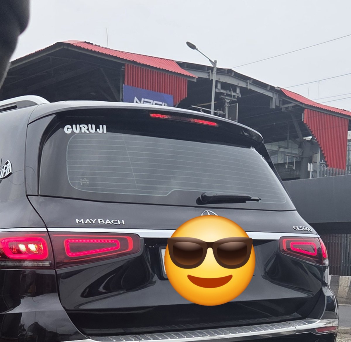 FinFemale's tweet photo. A 3 crore car in #Mumbai suburbs! #MercedesMaybach #GLS600... Like wow... and then your Uber driver overtakes it :) https://t.co/cit8WRo8Bt