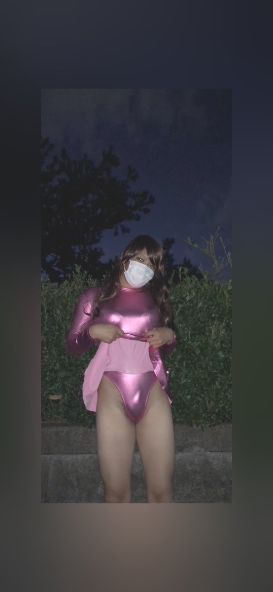 EnamelSayaka's tweet photo. 夜の外でこの光沢ピンク着てるの…恥ずかしいのに止められない💦

お腹出してハイレグ見せつけたり、後ろからお尻突き出したりしてるだけなのに、興奮してきちゃう…

誰かに見られてたらどうしようってドキドキしてる。

も��と恥ずかしいことした方がいい？それともこのままもっと見せる？

#女装 #エナメル #光沢レオタード #露出 #夜の女装 #恥ずかしい女装