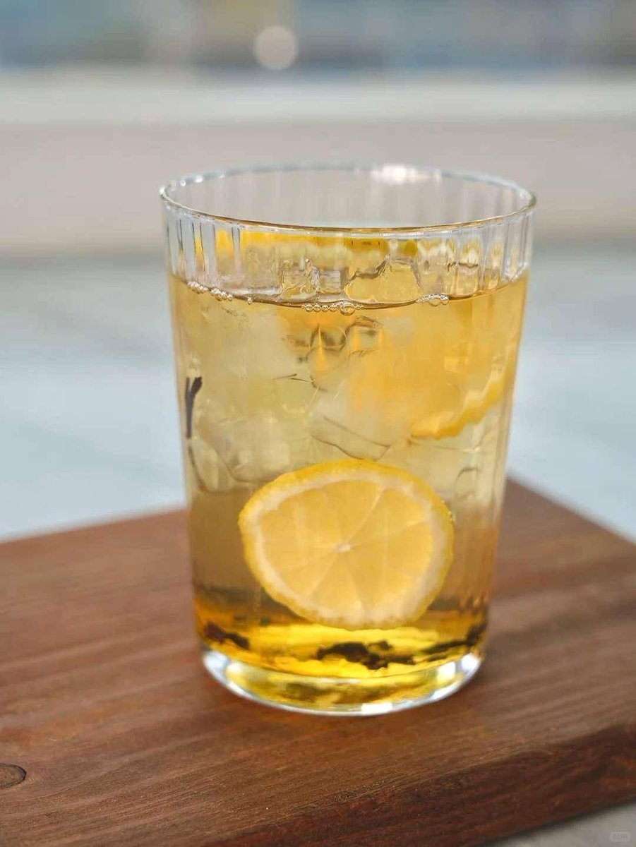 RobtOtomos5's tweet photo. Craving a refreshing pick-me-up Whip up iced honey lemon green tea in 5 mins: steep green tea, squeeze fresh lemon, add 1 tsp honey, ice and you’re done!  #HomeBrewDrinks https://t.co/jfa007Ty3R