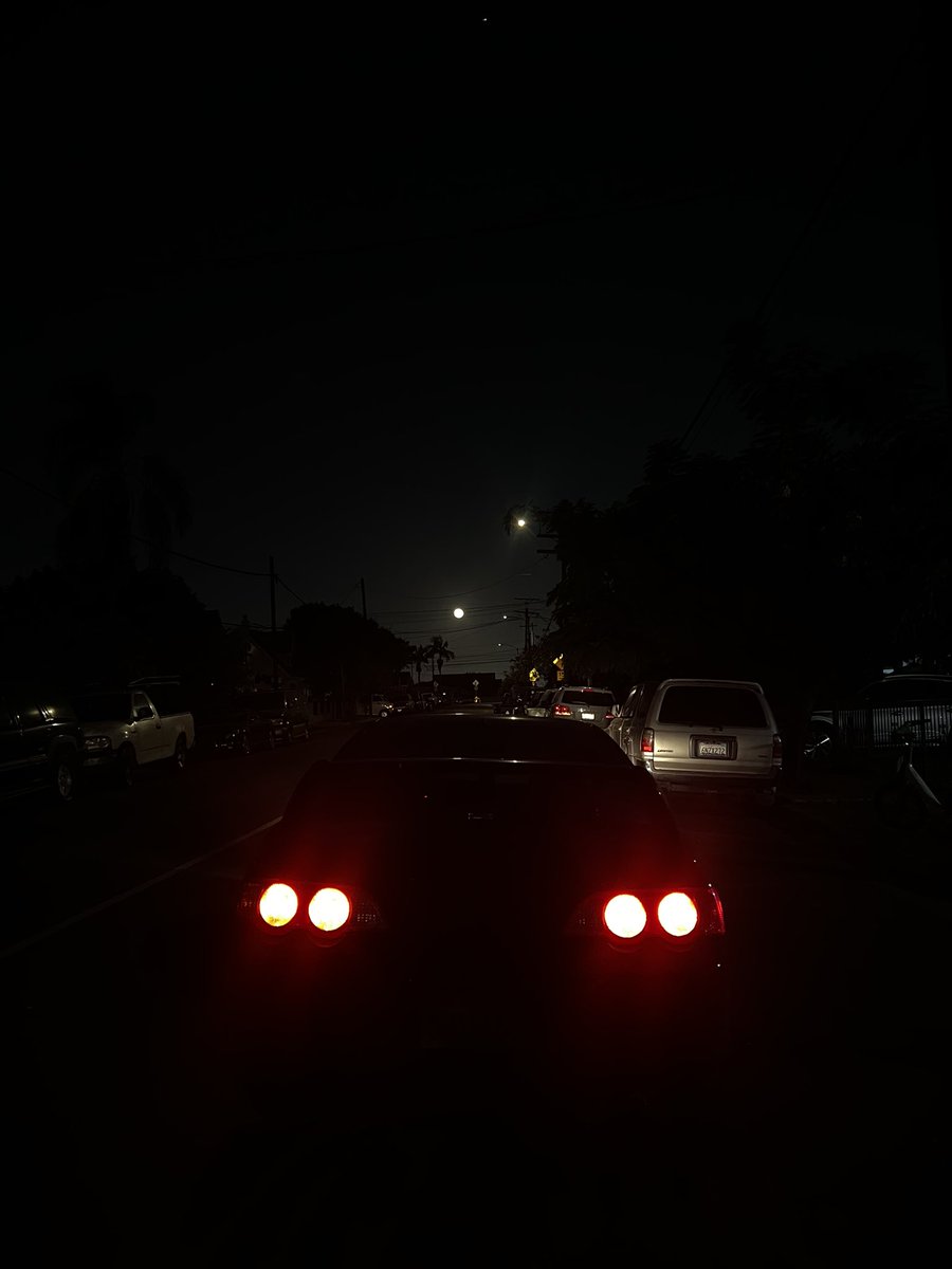 Noniz79_'s tweet photo. my terrible attempt at trying to get the moon in the photo. https://t.co/Z4yALdAV0p