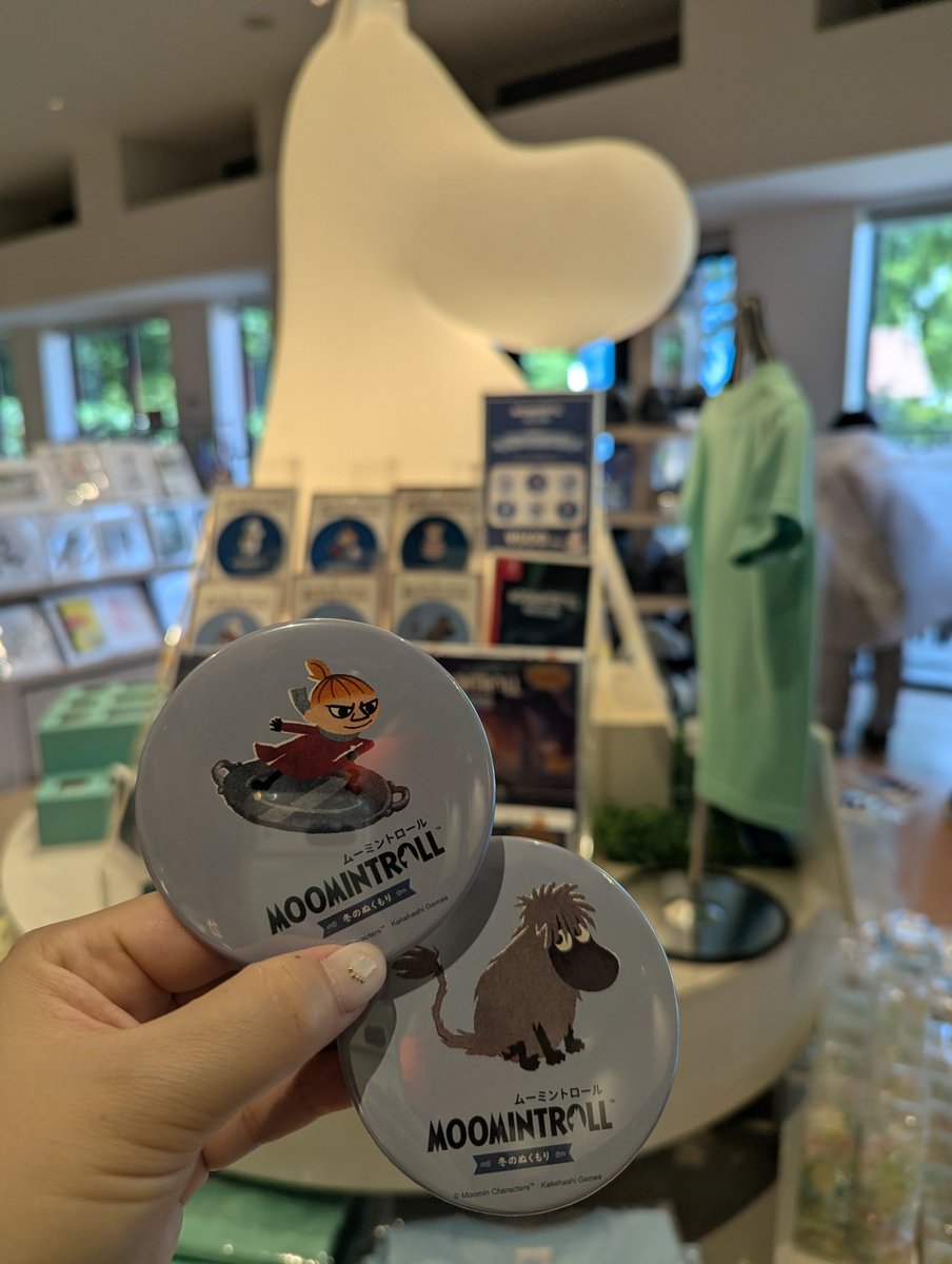 yorachel3's tweet photo. 本日は『ムーミントロール：冬のぬくもり』発売記念で、最高の場所  #ムーミンバレーパーク のメッツァホールでお仕事しております✨
缶バッジ作ってお店から出たらなんとムーミンが！
Tシャツに気づいてくれて最高のファンサいただきました😂💕 https://t.co/WJ1G7ZFcK1