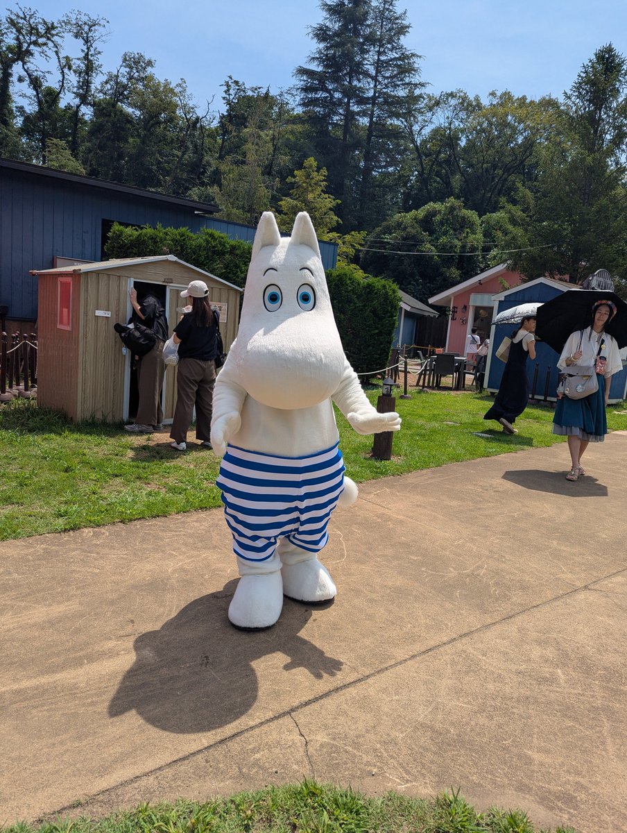 yorachel3's tweet photo. 本日は『ムーミントロール：冬のぬくもり』発売記念で、最高の場所  #ムーミンバレーパーク のメッツァホールでお仕事しております✨
缶バッジ作ってお店から出たらなんとムーミンが！
Tシャツに気づいてくれて最高のファンサいただきました😂💕 https://t.co/WJ1G7ZFcK1