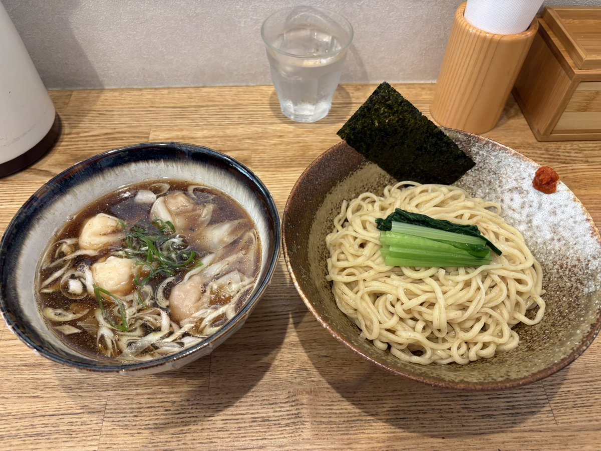 NobumasaUeda's tweet photo. 地元のオシャレな先輩に
「着れなくなった服くださーい」
って冗談半分で言ったら服は無かったけどって帽子いっぱいくれた笑

もう一生帽子買わなくて大丈夫そぉ。

ラーメンも奢ってくれた。

良い集落だ大島は。

#SOPH
#F.CBristol https://t.co/tyObuWhRc8
