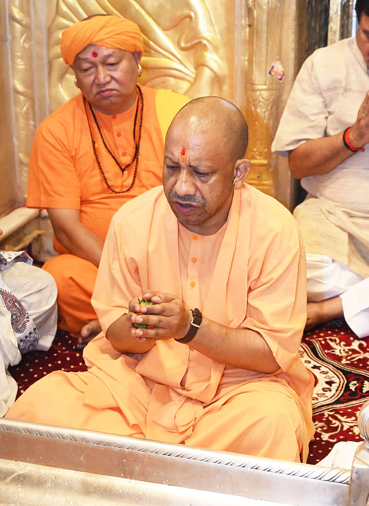 myogiadityanath's tweet photo. कर्पूरगौरं करुणावतारं
संसारसारं भुजगेन्द्रहारम्।
सदा वसन्तं हृदयारविन्दे
भवं भवानीसहितं नमामि॥

श्रावण मास के पावन अवसर पर आज देवाधिदेव महादेव की पावन नगरी काशी में श्री काशी विश्वनाथ के दर्शन-पूजन का परम सौभाग्य प्राप्त हुआ।

भगवान भोलेनाथ की असीम कृपा से समस्त सृष्टि का कल्याण हो, राष्ट्र निरंतर वैभव के पथ पर अग्रसर हो तथा प्रत्येक जन का जीवन सुख, शांति, समृद्धि और आरोग्य से परिपूर्ण हो, यही प्रार्थना है।

हर-हर महादेव।