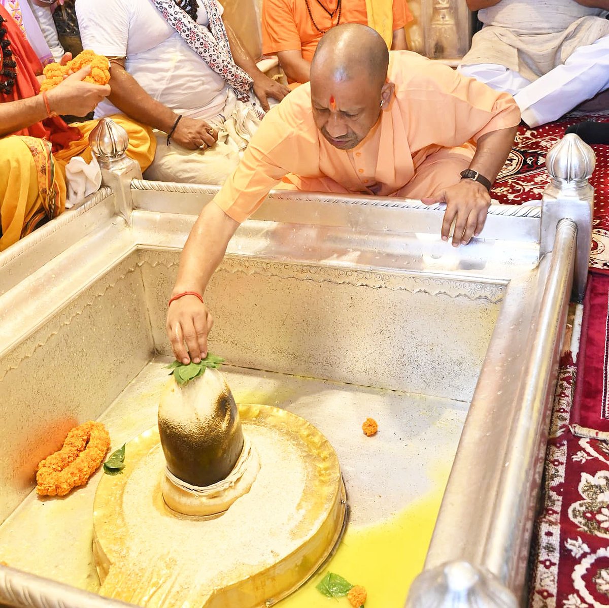 myogiadityanath's tweet photo. कर्पूरगौरं करुणावतारं
संसारसारं भुजगेन्द्रहारम्।
सदा वसन्तं हृदयारविन्दे
भवं भवानीसहितं नमामि॥

श्रावण मास के पावन अवसर पर आज देवाधिदेव महादेव की पावन नगरी काशी में श्री काशी विश्वनाथ के दर्शन-पूजन का परम सौभाग्य प्राप्त हुआ।

भगवान भोलेनाथ की असीम कृपा से समस्त सृष्टि का कल्याण हो, राष्ट्र निरंतर वैभव के पथ पर अग्रसर हो तथा प्रत्येक जन का जीवन सुख, शांति, समृद्धि और आरोग्य से परिपूर्ण हो, यही प्रार्थना है।

हर-हर महादेव।
