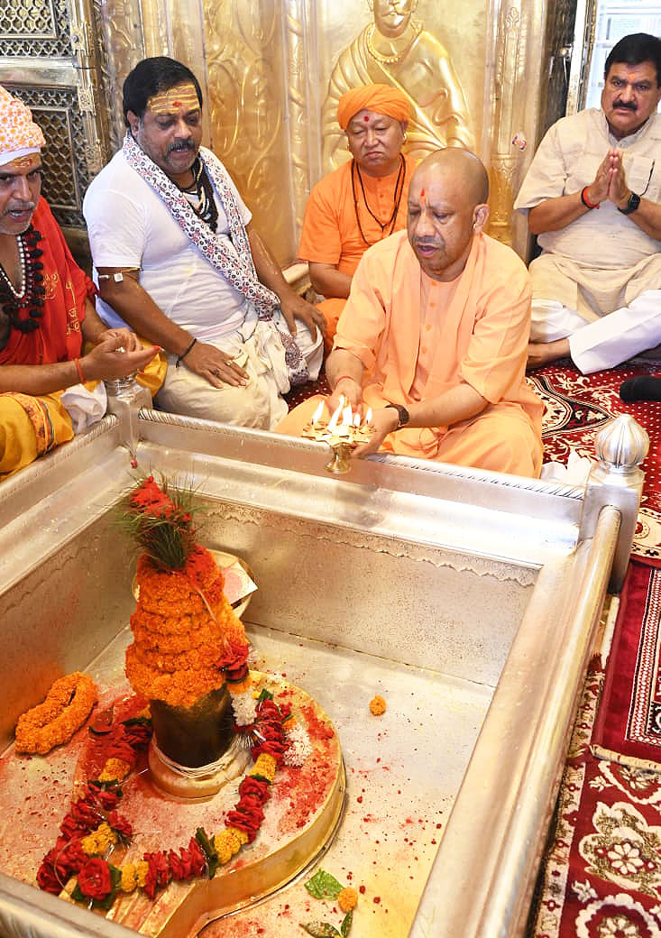 myogiadityanath's tweet photo. कर्पूरगौरं करुणावतारं
संसारसारं भुजगेन्द्रहारम्।
सदा वसन्तं हृदयारविन्दे
भवं भवानीसहितं नमामि॥

श्रावण मास के पावन अवसर पर आज देवाधिदेव महादेव की पावन नगरी काशी में श्री काशी विश्वनाथ के दर्शन-पूजन का परम सौभाग्य प्राप्त हुआ।

भगवान भोलेनाथ की असीम कृपा से समस्त सृष्टि का कल्याण हो, राष्ट्र निरंतर वैभव के पथ पर अग्रसर हो तथा प्रत्येक जन का जीवन सुख, शांति, समृद्धि और आरोग्य से परिपूर्ण हो, यही प्रार्थना है।

हर-हर महादेव।