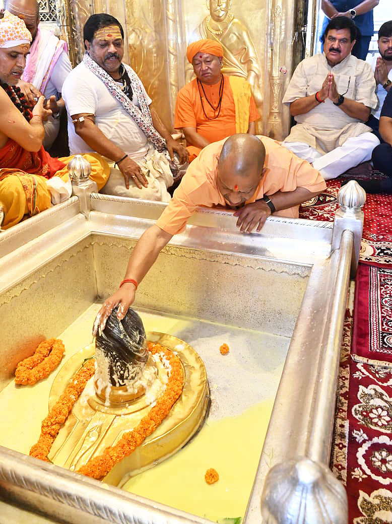 myogiadityanath's tweet photo. कर्पूरगौरं करुणावतारं
संसारसारं भुजगेन्द्रहारम्।
सदा वसन्तं हृदयारविन्दे
भवं भवानीसहितं नमामि॥

श्रावण मास के पावन अवसर पर आज देवाधिदेव महादेव की पावन नगरी काशी में श्री काशी विश्वनाथ के दर्शन-पूजन का परम सौभाग्य प्राप्त हुआ।

भगवान भोलेनाथ की असीम कृपा से समस्त सृष्टि का कल्याण हो, राष्ट्र निरंतर वैभव के पथ पर अग्रसर हो तथा प्रत्येक जन का जीवन सुख, शांति, समृद्धि और आरोग्य से परिपूर्ण हो, यही प्रार्थना है।

हर-हर महादेव।