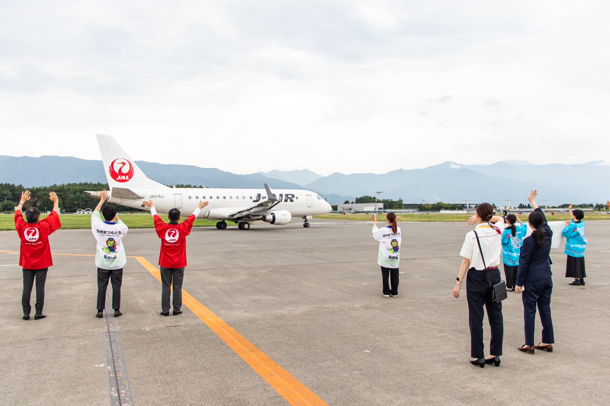 MMJ_shinsyu's tweet photo. 🌻夏限定運航のJAL大阪伊丹便✈️

JAL大阪伊丹行きの今夏初便をお見送りしました！

出発前には、札幌丘珠から到着したFDA13号機とのツーショットも📸

今年の夏も、信州と大阪の空が繋がります！

@JAIR_officialjp さん、今年の夏もよろしくお願いします！✨

#信州まつもと空港 https://t.co/1ccD4AuOP1