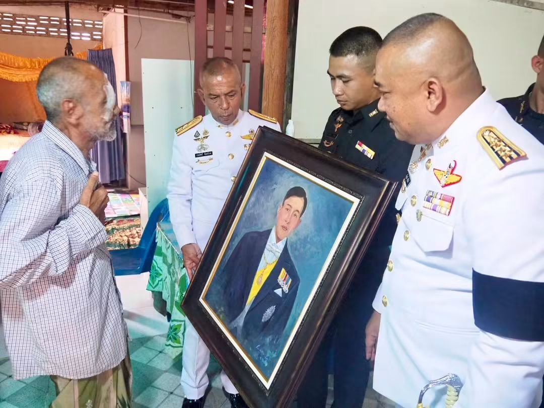 armypr_news's tweet photo. 🇹🇭💛 จากแสงแห่งความหวัง...สู่ภาพแห่งความจงรักภักดี

เนื่องในโอกาสวันเฉลิมพระชนมพรรษา 28 กรกฎาคม 2569 พันเอกณัฐวุฒิ ศรีสังข์ ผู้บังคับการกรมทหารพรานที่ 44 พร้อมคณะ ได้เข้าเยี่ยมและมอบภาพวาดพระบาทสมเด็จพระเจ้าอยู่หัว ซึ่งเป็นผลงานชิ้นแรกของ นายอุสมัน อีแต ศิลปินผู้ได้รับการผ่าตัดต้อกระจกจากโครงการ "แสงแห่งความหวัง" ให้แก่ นายฮาเซ็น บือราเฮง ผู้ป่วยอีกรายที่เคยบอกไว้ด้วยความตั้งใจว่า "อยากกลับมามองเห็นในหลวงอีกครั้ง"

โครงการ "แสงแห่งความหวัง" ได้คืนโอกาสให้ทั้งสองชีวิตได้กลับมามองเห็นอีกครั้ง คนหนึ่งได้กลับมาจับพู่กัน วาดภาพที่รักด้วยหัวใจที่เปี่ยมด้วยความสำนึกในพระมหากรุณาธิคุณ ขณะที่อีกคนได้สมหวังกับความปรารถนาที่เก็บไว้ในใจมาโดยตลอด คือการได้กลับมามองเห็นพระบรมฉายาลักษณ์ของพระบาทสมเด็จพระเจ้าอยู่หัวด้วยดวงตาของตนเองอีกครั้ง

ภาพวาดหนึ่งภาพ...จึงไม่ใช่เพียงของขวัญ หากแต่เป็นการส่งต่อความหวังจากผู้ที่ได้รับโอกาส ไปสู่ผู้ที่ได้รับโอกาสเช่นเดียวกัน เป็นเรื่องราวเล็ก ๆ ที่เปี่ยมด้วยความหมาย และสะท้อนให้เห็นว่า "แสงแห่งความหวัง" ไม่ได้เป็นเพียงโครงการที่คืนการมองเห็น แต่ยังคืนรอยยิ้ม คืนความสุข และเติมเต็มหัวใจของผู้คน ให้ได้แสดงออกถึงความจงรักภักดีและสำนึกในพระมหากรุณาธิคุณ เนื่องในวันอันเป็นมงคลยิ่งของปวงชนชาวไทย

#ศูนย์ประชาสัมพันธ์กองทัพบก