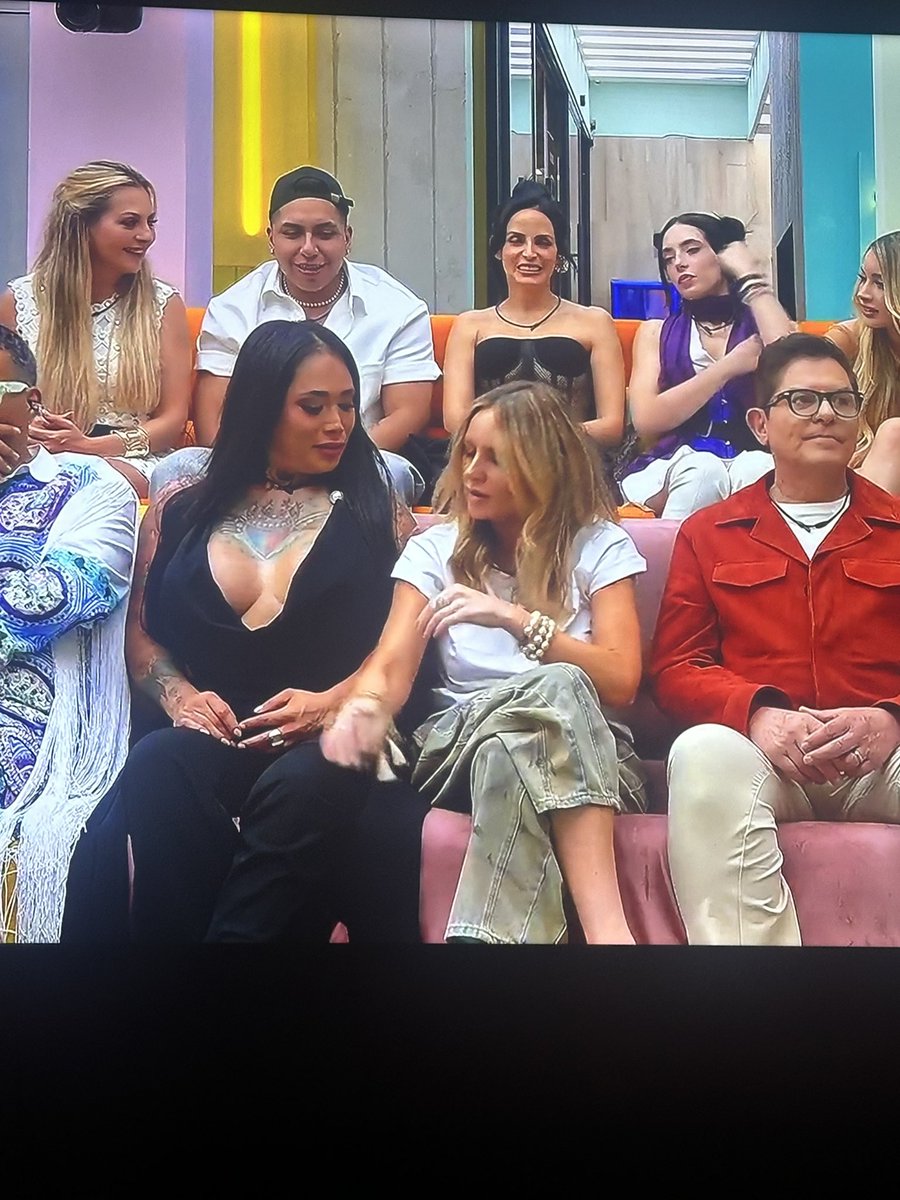 SmilingClarke's tweet photo. Ellas son Lesb y Ana 💋

#LaCasaDeLosFamososMx https://t.co/XTyC3OoYCs